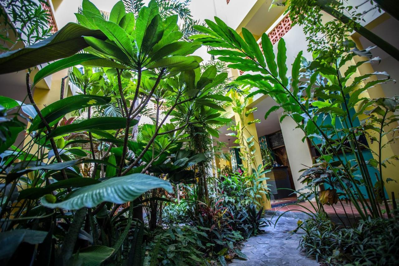 Hotel Old Cinema Kampot Bagian luar foto